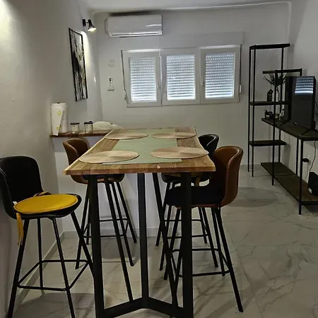 Nikola Apartmán *